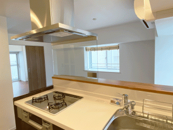 清楚なホワイトとシックなブラウンの調和が素敵な家　品川区S様邸